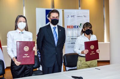 Estefanía Laterza, directora de Rediex; el ministro del MIC, Luis Castiglioni; y la cineasta Paz Encina, en representación de su productora Silencio Cine, durante la firma del convenio.