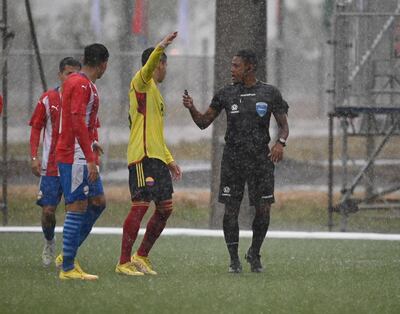 Paraguay-Colombia fue suspendido a los pocos minutos del arranque por la intensa lluvia y la cantidad de agua acumulada en el césped sintético.