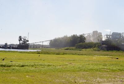 Se puede observar a simple vista la gran cantidad de polvo que sale de la planta de la cementera, en la ciudad de Villeta.