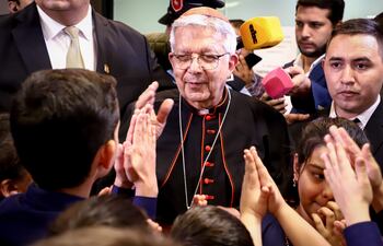 Adalberto Martínez Flores, primer cardenal paraguayo, dio la bendición a unos niños a su llegada al Aeropuerto Internacional Silvio Pettirossi, el jueves. Hoy será su primera misa en esta nueva investidura. La realizará a las 10:00, en la parroquia San Felipe y Santiago del Bañado Sur.