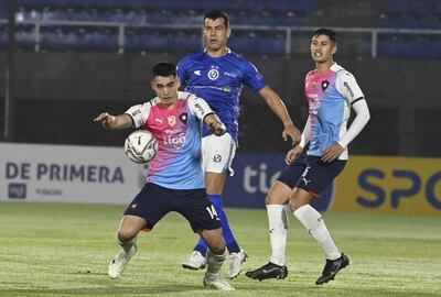 Wilder Viera controla el balón ante la mirada de José Verdún, de Sol y Rodrigo Delvalle, de Cerro