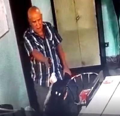 El crimen fue grabado por una cámara de seguridad.