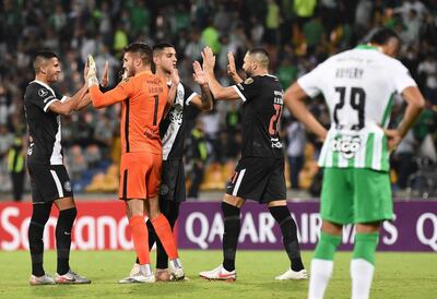 Los jugadores de Olimpia celebran el empate contra Atlético Nacional por la fase de grupos de la Copa Libertadores en el estadio Atanasio Girardot, en Medellín.
