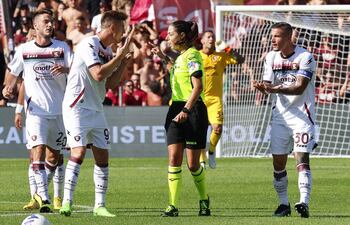 María Sole Ferrieri Caputi, primera árbitra en la Serie A, discutiendo con jugadores de Salernitana.