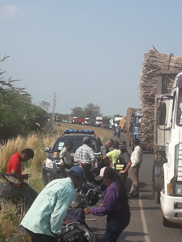 Muchos conductores quedaron en el cierre de ruta.