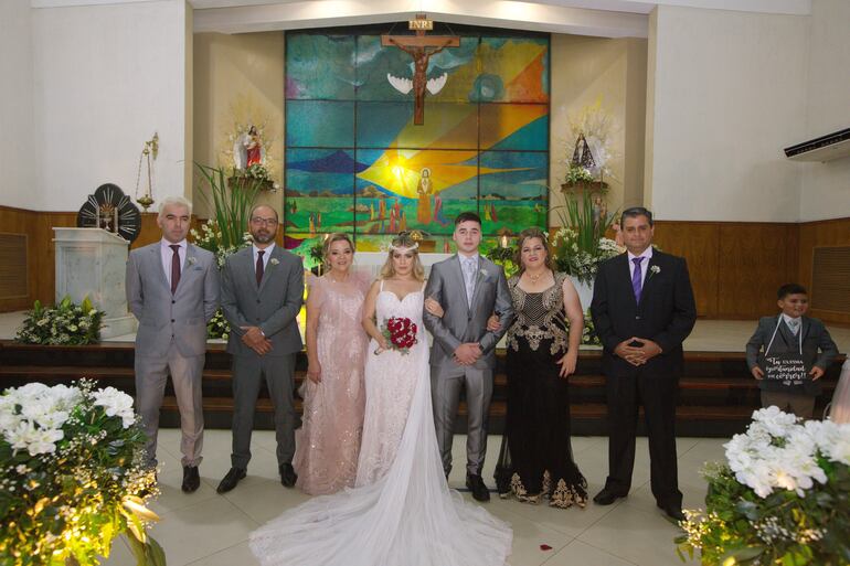 Los novios y sus padrinos Aníbal Rivas, José Rivas, Blanca Larrosa Acosta; Jenny Mereles Coronel y Bernardo Ojeda Arrúa.