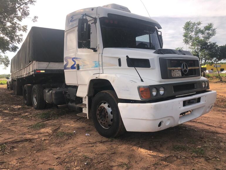 El caminón Mercedes Benz, color blanco, con chapa N° BEH234 PY, con carreta tipo semirremolque blanco con chapa N° BTG O72 PY que presuntamente transportaba un cargamento ilegal de cemento incautado en Capitán Bado.