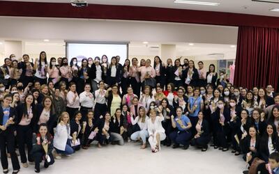 A modo de concientización, todas las funcionarias de Tupi Electrodomésticos portan el lazo rosa.