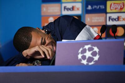 Mbappé estalla en risas durante la conferencia de prensa.