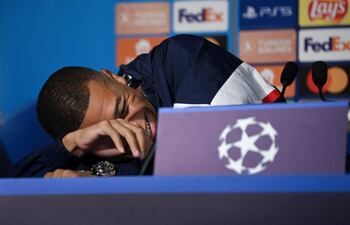 Mbappé estalla en risas durante la conferencia de prensa.
