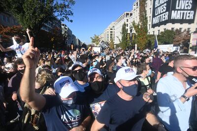 La gente celebra en la plaza Black Lives Matter frente a la Casa Blanca en Washington, DC el 7 de noviembre de 2020, después de que Joe Biden fuera declarado ganador de las elecciones presidenciales de 2020. Las alegres celebraciones estallaron en Washington el sábado después de que Joe Biden fuera declarado ganador de la presidencia de Estados Unidos, mientras varias personas salían a las calles de la capital de Estados Unidos, algunas de ellas coreando, vitoreando y cantando frente a la Casa Blanca.