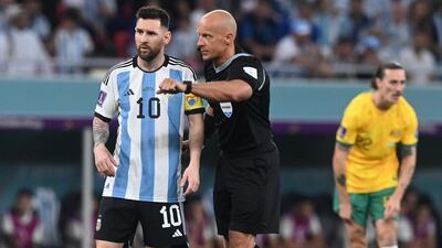 Marciniak y Messi durante el partido de octavos de final Argentina-Australia