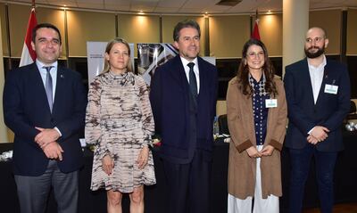 Isaac Godoy, viceministro de Mipymes; Estefania Laterza, viceministra de Inversiones y Exportaciones; el ministro de Industria y Comercio Luis Castiglioni; Saddy Pavetti, presidenta de la firma Wembé, y Francesco Russo, director de Wembé.