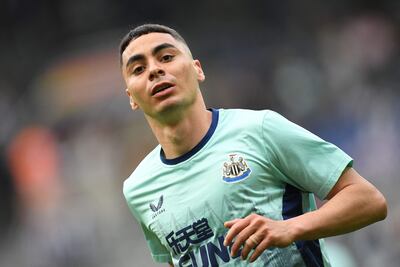El paraguayo Miguel Almirón, futbolista del Newcastle, en la entrada en calor previo al partido contra el Brighton de Julio Enciso por la Premier League de Inglaterra en el St. James Park.