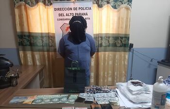 Vagner de Oliveira Mello (31) fue detenido en Santa Rita, Alto Paraná, por un caso de sextorsión. En la foto, con el dinero que recién había recibido, según la Policía.