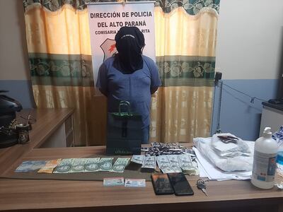 Vagner de Oliveira Mello (31) fue detenido en Santa Rita, Alto Paraná, por un caso de sextorsión. En la foto, con el dinero que recién había recibido, según la Policía.