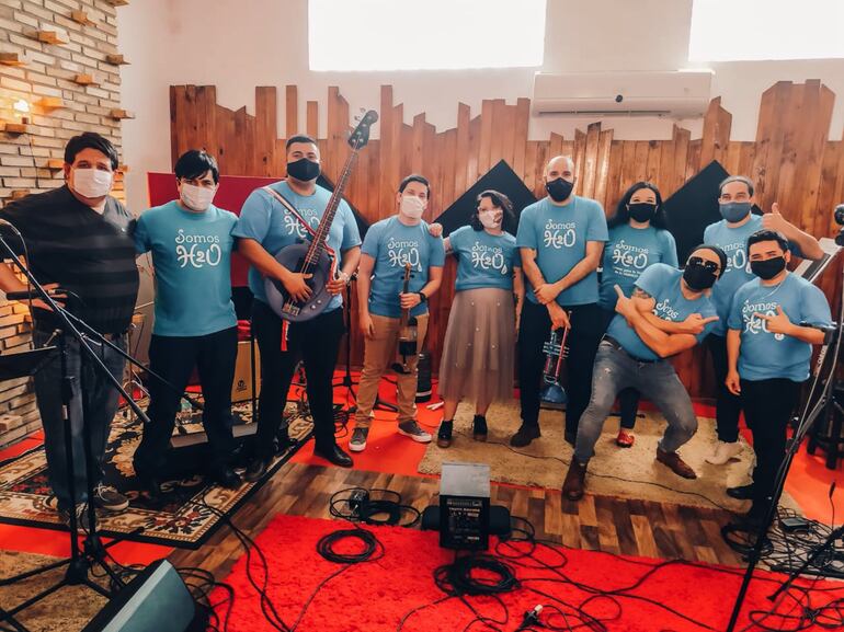 Andrea Valobra, Jaime Zacher y la Orquesta H2O realizaron una serenata virtual.