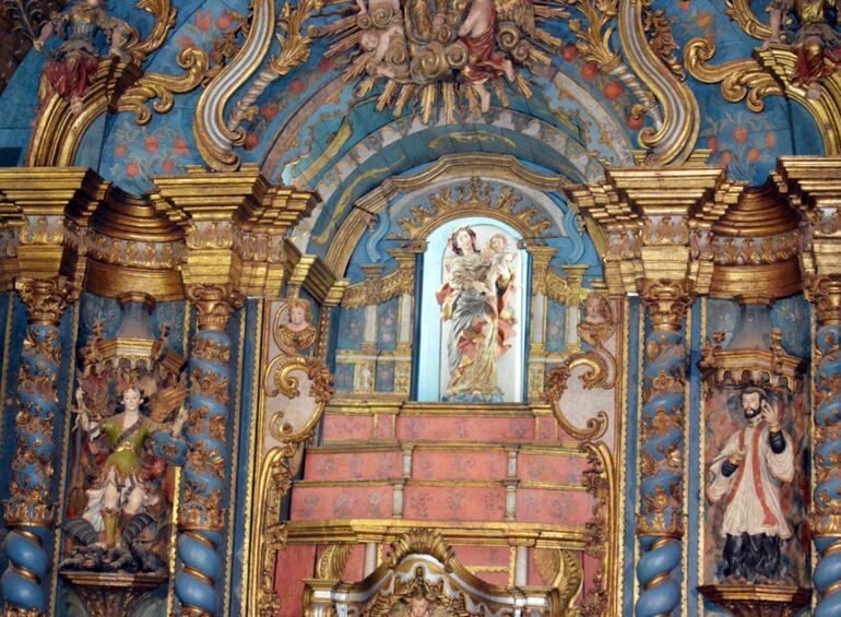 La iglesia posee un antiguo retablo que fue tallado en madera con diversas figuras sacras, utilizando policromía para darle color.