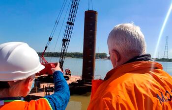 El ministro Arnoldo Wiens visitó la zona del inicio de las tareas en el lecho del río.
