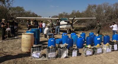 La cocaína y el combustible incautados iban a ser cargados en la avioneta.