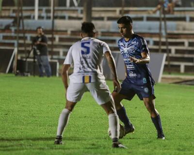 El volante guaireño Diego Armando Godoy Vázquez busca dejar atrás la marca del lateral Diego Adrián Aguada Sánchez. (Foto: APF)