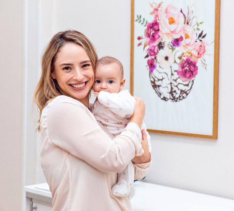 La Dra. Gabriela Moguilner y su pequeña hija Lara.