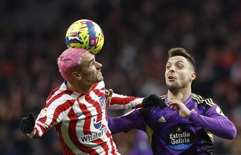 El centrocampista del Real Valladolid Óscar Plano (d) pelea un balón con el delantero francés del Atlético de Madrid Antoine Griezmann durante el partido de LaLiga que Atlético de Madrid y Real Valladolid disputan este sábado en el estadio Cívitas Metropolitano. EFE/Rodrigo Jiménez