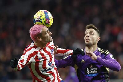 El centrocampista del Real Valladolid Óscar Plano (d) pelea un balón con el delantero francés del Atlético de Madrid Antoine Griezmann durante el partido de LaLiga que Atlético de Madrid y Real Valladolid disputan este sábado en el estadio Cívitas Metropolitano. EFE/Rodrigo Jiménez