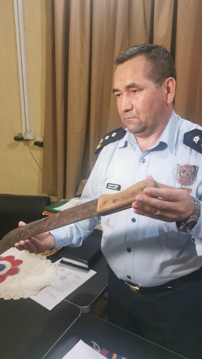 El comisario principal Emilio Alfonzo, de la Comisaría 10ª de Mariano Roque Alonso, muestra el machete incautado del detenido.