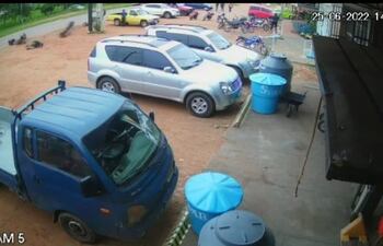 Dos motociclistas embistieron entre sí y quedaron gravemente heridos, en Carapeguá. En la imagen se ve al fondo a ambos tirados.