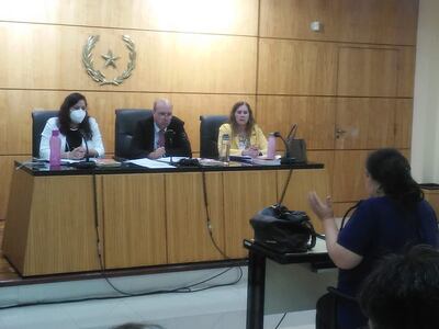 Una de los 120 testigos que deberán comparecer ante el Tribunal, María Raquel Báez Núñez, tía del joven Horacio Javier Verón, asesinado en el 2019. El juicio continúa mañana, a las 08:00 horas. El Tribunal de Sentencia está integrado por los jueces Gustavo Arzamendia (presidente), Eva Silva y Diana Arana.