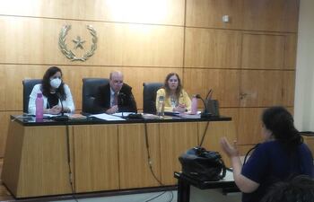 Una de los 120 testigos que deberán comparecer ante el Tribunal, María Raquel Báez Núñez, tía del joven Horacio Javier Verón, asesinado en el 2019. El juicio continúa mañana, a las 08:00 horas. El Tribunal de Sentencia está integrado por los jueces Gustavo Arzamendia (presidente), Eva Silva y Diana Arana.