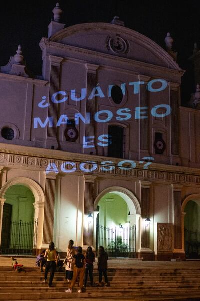 "¿Cuánto manoseo es acoso?", proyectan frente a la Catedral de Asunción en protesta por absolución del exsacerdote Olmedo en denuncia por acoso sexual.