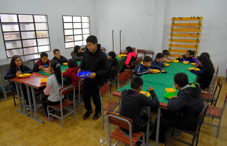 Muchos niños almuerzan en las escuelas.