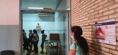 Los familiares de la mujer en la morgue del Hospital Distrital de Hernandarias, luego de recibir por segunda vez la noticia del fallecimiento.