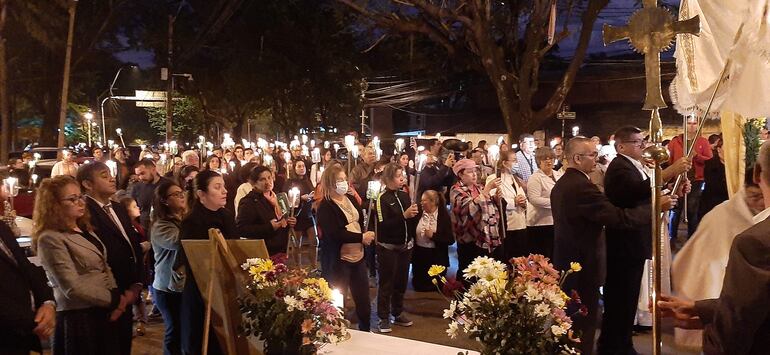 Decenas de fieles acompañaron la procesión de Corpus Christi. 
