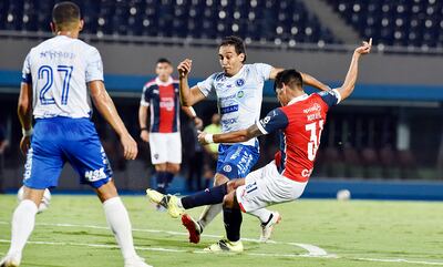 Édgar Ferreira intenta sin éxito bloquear el disparo de Robert Morales, autor del único tanto del partido anoche en la Olla.