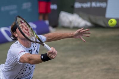 El tenista griego Stéfanos Tsitsipás devuelve la bola al francés Benjamin Bonzi este viernes durante su encuentro de semifinales del torneo ATP 250 Mallorca Championships que se disputa hasta el 25 de junio en Santa Ponça.