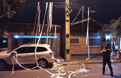 Jóvenes efrainistas lanzan huevos y rollos de papel a la casa de Alberto Ramírez Zambonini.