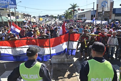 Manifestantes apostados en cercanías de la sede central del Tribunal Superior de Justicia Electoral, en Asunción.