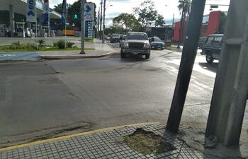 Así lucen los trabajos en la bocacalle de España y Sacramento sin señalizaciones.