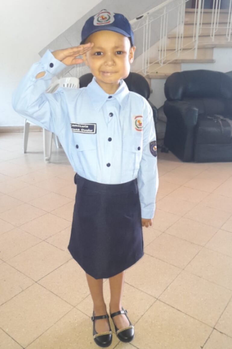 Daiana Jazmín Ovelar Mendoza, paciente oncológica quien cumplió su sueño de conocer a la Policía Nacional.