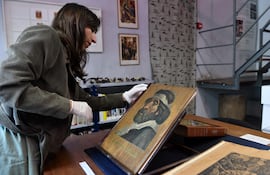 La historiadora Paula Etkin revisa un cuadro en el Museo de Arte Popular José Hernández, en Buenos Aires (Argentina).