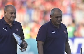 Francisco Arce (d) y Blas Cristaldo, ayudante técnico, en la previa del partido de Cerro Porteño contra Guaireña por la cuarta jornada del torneo Apertura 2022.