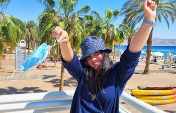 Keren Cabral, paraguaya residente en Israel, celebrando la "normalidad".