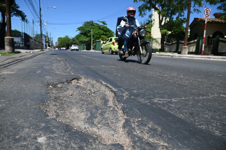 Baches frente al Indi apeligran a los conductores que van por la Av. Artigas. Un motociclista podría perder el control de noche.