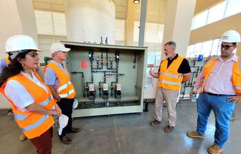 Edna Armendáriz, representante en Paraguay del Banco Interamericano de Desarrollo (BID), visitó planta cloacal de San Lorenzo.