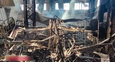 Imagen cedida por el Comité ruso de investigación en la que se observa cómo quedó la cárcel donde murieron más de 50 prisioneros de guerra. (AFP)