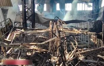 Imagen cedida por el Comité ruso de investigación en la que se observa cómo quedó la cárcel donde murieron más de 50 prisioneros de guerra. (AFP)