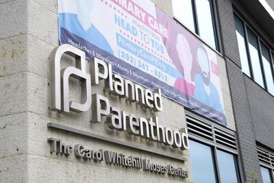 Centro Carol Whitehill Moses, de la organización Planned Parenthood, hoy, en Washington (EEUU). Cada minuto cuenta para las clínicas que practican abortos en la mitad conservadora de Estados Unidos, decididas a mantener su actividad todo el tiempo posible mientras esperan una decisión del Tribunal Supremo de la que depende su futuro. La filtración este mes de un borrador de sentencia del Supremo que revocaría la protección constitucional al derecho a abortar en EE.UU. ha imprimido un sentido de urgencia a las operaciones de esos centros de salud, que en muchos casos llevan años preparándose para una decisión de ese tipo.